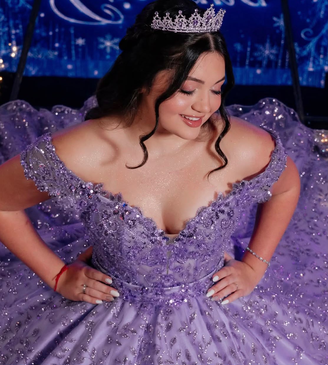 Debutante com vestido roxo bordado, coroa e maquiagem iluminada